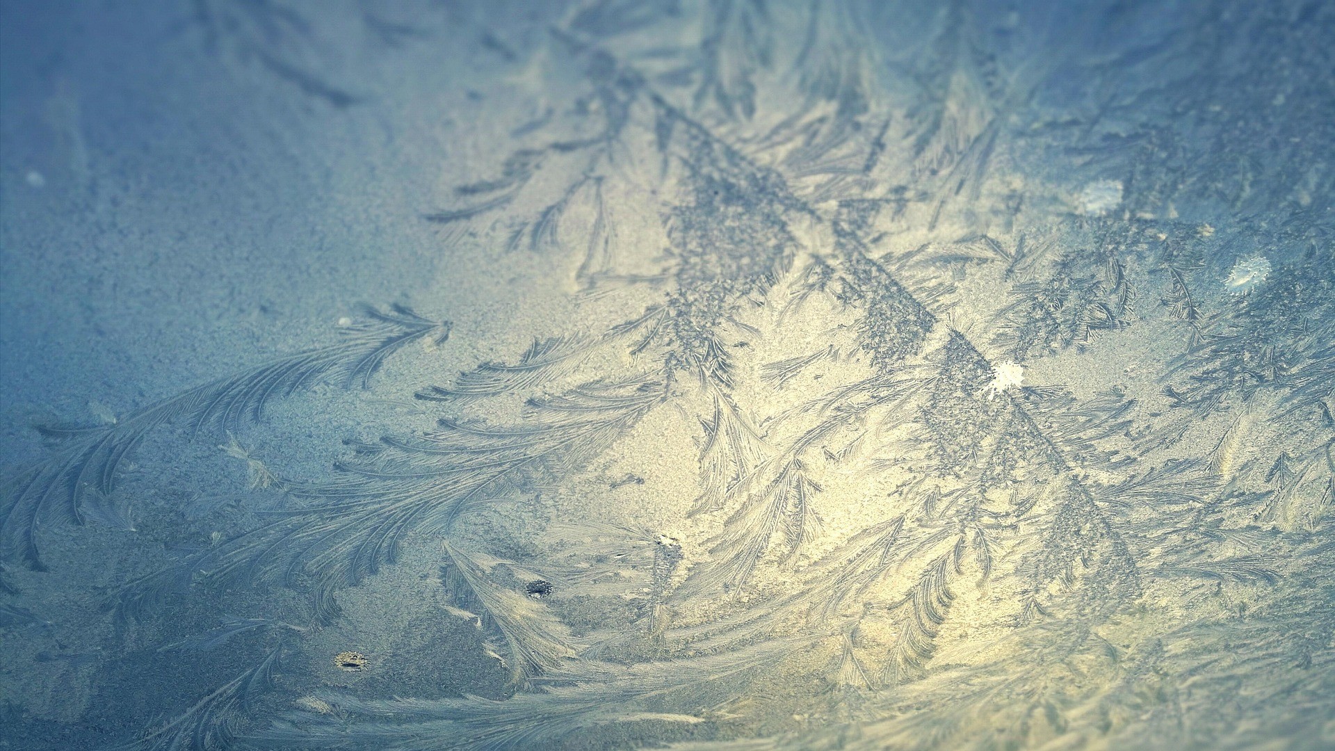 Vesi kristallisoituu lasin pintaan